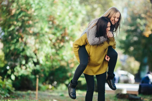 Deux filles s'amusent dans le parc — Photo