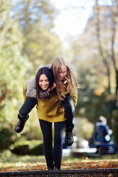 Two girls having fun in the park — Stock Photo, Image