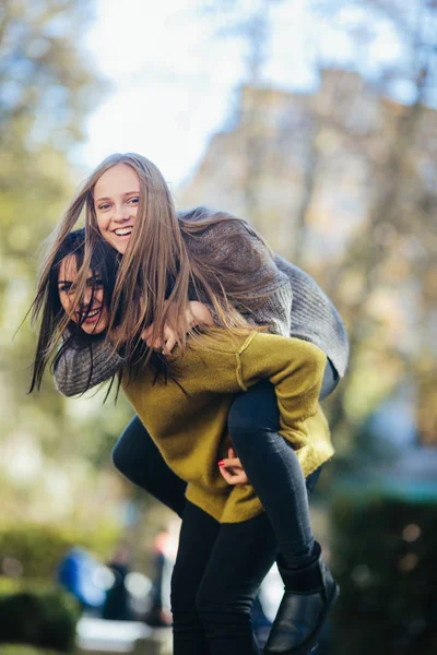 Två tjejer har kul i parken — Stockfoto