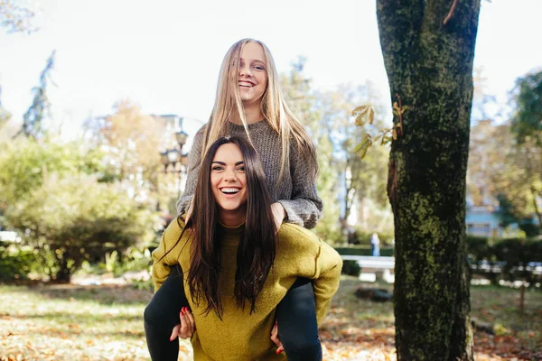 Due ragazze si divertono nel parco — Foto Stock
