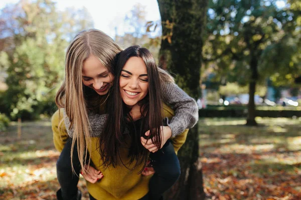 Due ragazze si divertono nel parco — Foto Stock