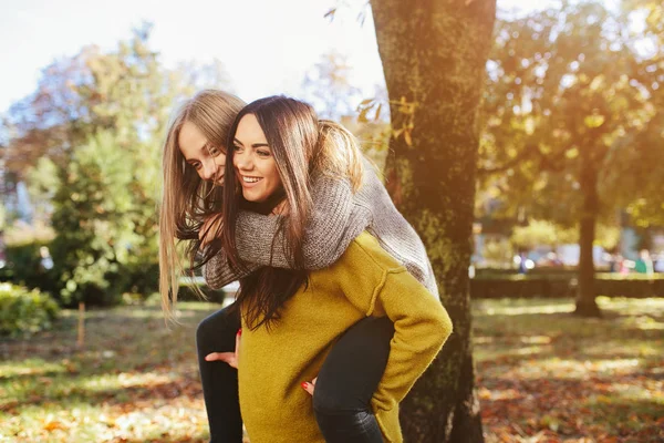 두 소녀 가 공원에서 재미있게 놀고 있다 — 스톡 사진