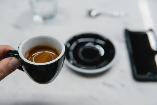 Чашка кофе в руке — стоковое фото