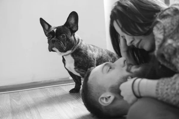 Homem e mulher deitados no chão — Fotografia de Stock