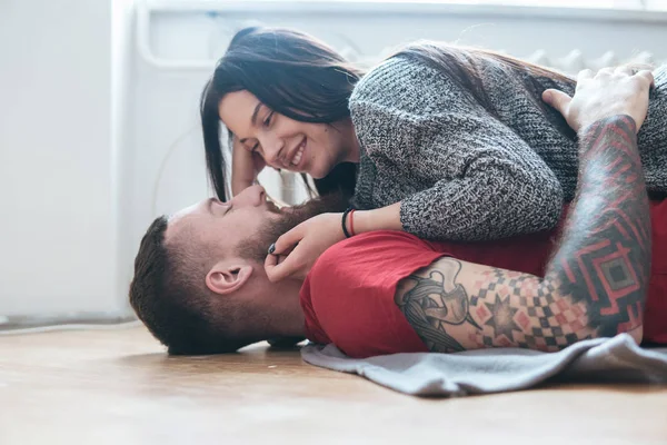 Man and woman lying on the floor — Stock Photo, Image