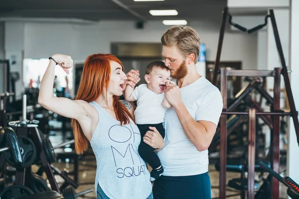 Família jovem com menino no ginásio — Fotografia de Stock