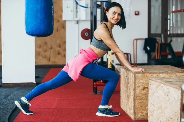 Mujer atlética haciendo ejercicios en el gimnasio —  Fotos de Stock