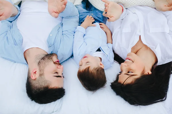 Šťastná rodina relaxovat společně na matraci — Stock fotografie