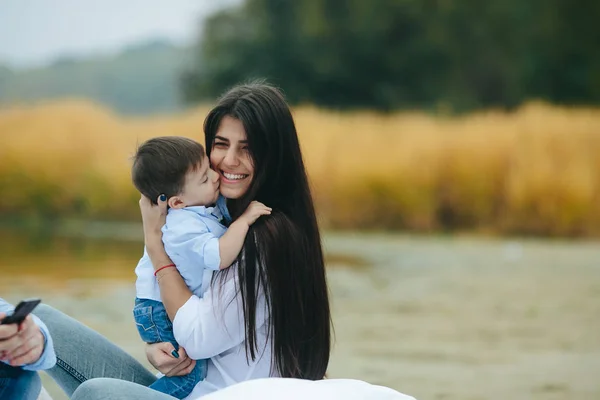 Mutlu anne ve küçük oğlu — Stok fotoğraf