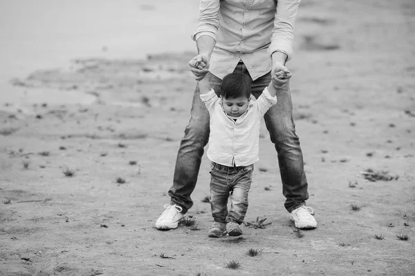 Otec drží za ruce kojenecká synové — Stock fotografie