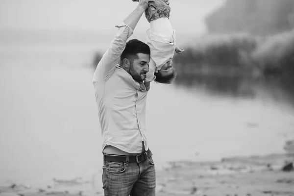 Papá sosteniendo al niño por sus pies —  Fotos de Stock