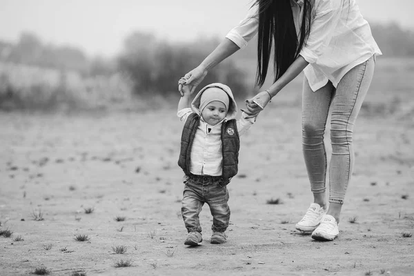 Mãe com criança pré-adolescente andando ao ar livre — Fotografia de Stock