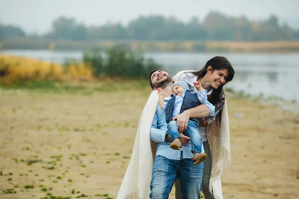 Familia joven con un niño pequeño para divertirse —  Fotos de Stock