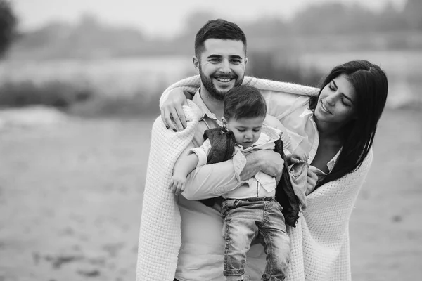 Giovane famiglia con un bambino per divertirsi — Foto Stock