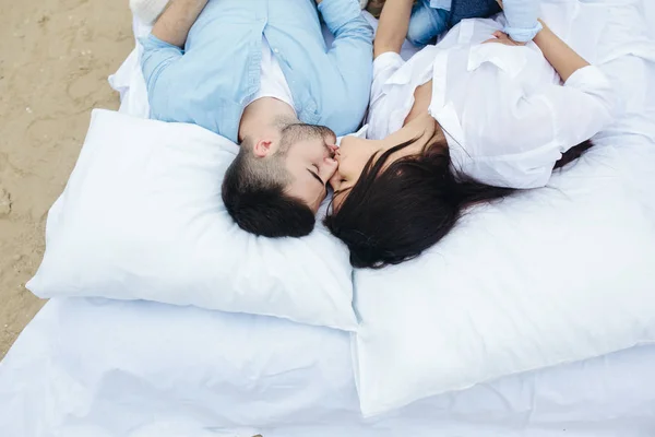 Felice coppia rilassante insieme sul materasso — Foto Stock
