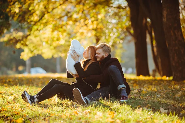 Giovane famiglia e neonato nel parco autunnale — Foto Stock