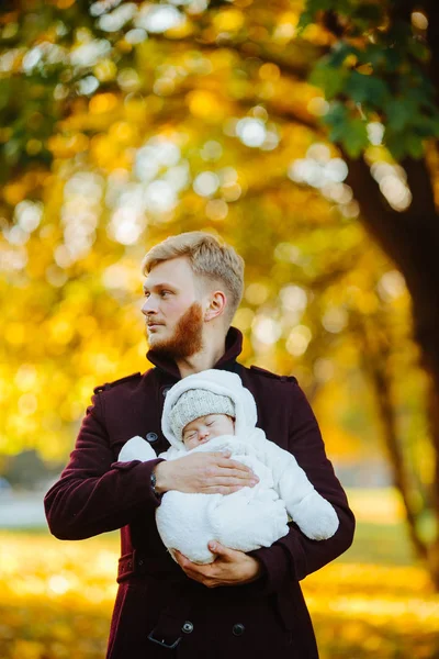 Tata i noworodka syna w jesienny park — Zdjęcie stockowe