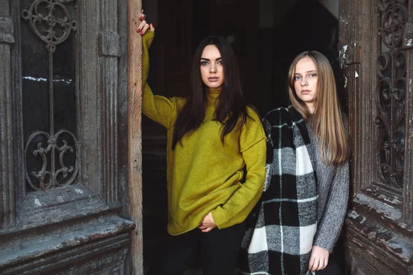 Twee mooie vrouwen in de buurt van de oude deuren — Stockfoto