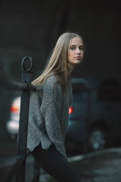 Fashion girl posing on the street — Stock Photo, Image