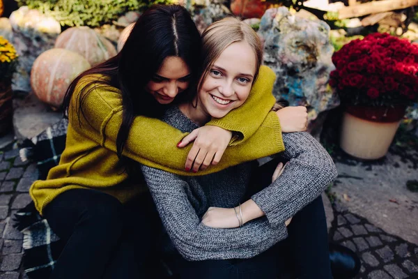 Ragazze di moda in posa per strada — Foto Stock