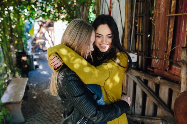 Mode meisjes poseren op straat — Stockfoto