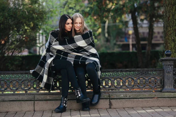 Dos hermosas en el parque, posando para la cámara — Foto de Stock