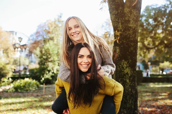 Zwei mädchen haben spaß im die park — Stockfoto