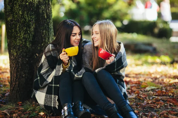 Dos hermosas en el parque, posando para la cámara — Foto de Stock