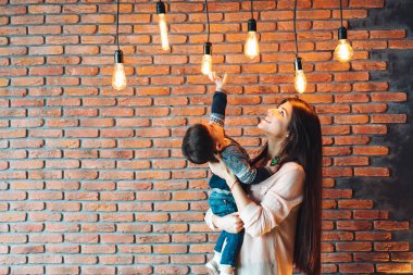 Anne ve küçük oğlu telefon başında poz veriyor.