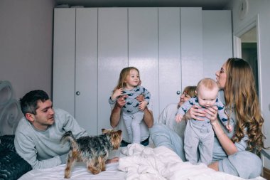 Aile yatak odasında oyun oynuyor.