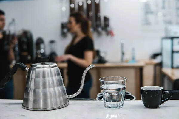 Чашка з кавою біля склянки води і чаю — стокове фото
