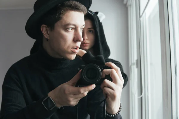 Uomo e donna in abiti neri — Foto Stock