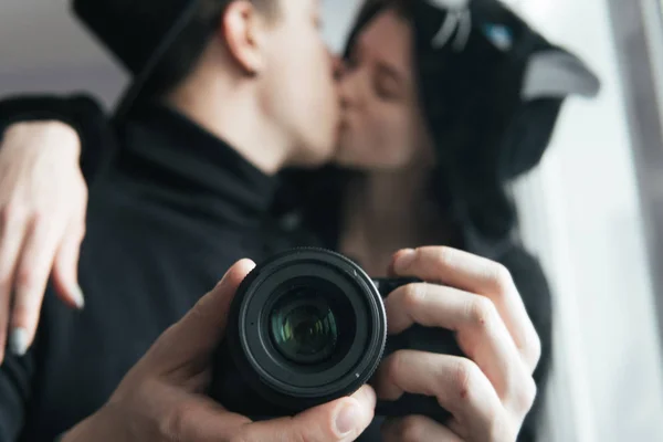 Muž a žena v černém oblečení líbání — Stock fotografie