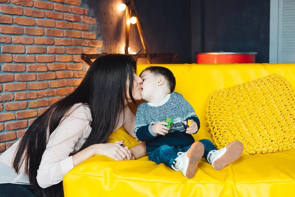 Madre e hijo pequeño juegan en casa — Foto de Stock