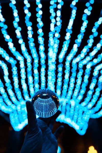 Boule de cristal séjour dans les lumières guirlande bleue — Photo