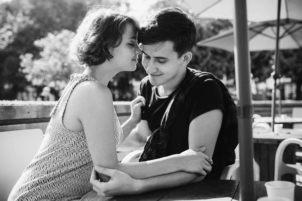 Couple sitting in a cafe outside — Stock Photo, Image