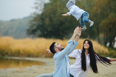 Babam küçük oğlunu kusuyor.