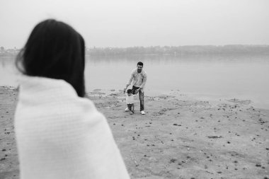 Anne babam küçük bir çocuk ile görünüyor.