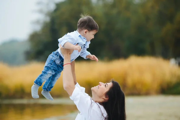 Felice madre con il suo giovane figlio — Foto Stock