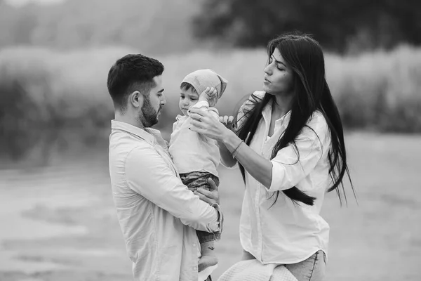 Jeune famille dans la nature avec un petit garçon — Photo