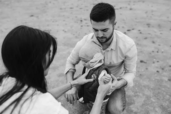 Joyeux jeune famille avec un petit garçon dans la nature — Photo