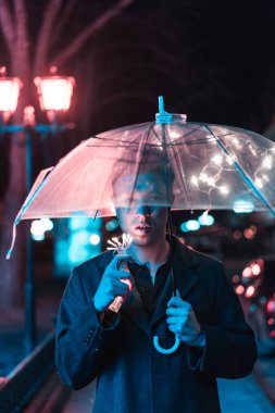 Adam bir şemsiye altında