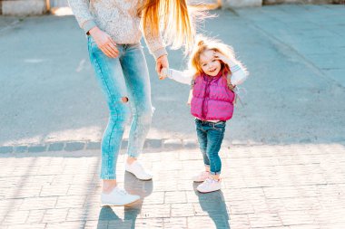 Anne ve kız oynuyor, eğleniyorlar.