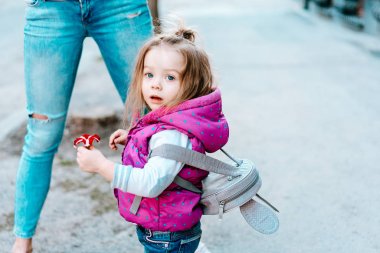 Anne ve kızı birlikte vakit geçiriyorlar.
