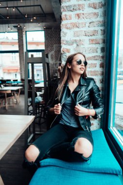 Güneş gözlüklü güzel kız kameraya poz veriyor.