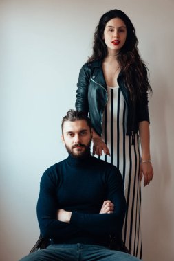 Kız onun arkasında ayakta bir sandalyede oturan adam