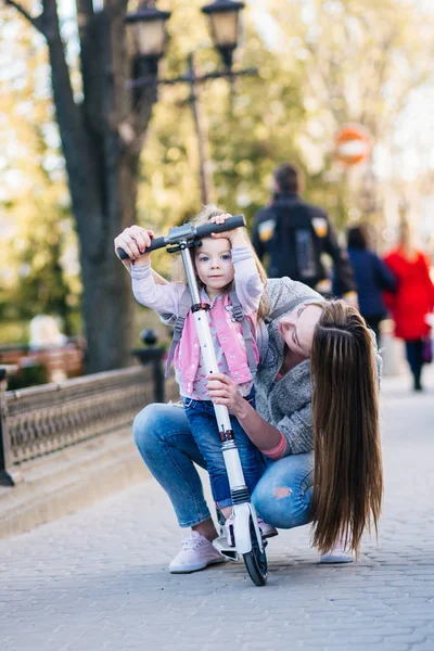 Мама и маленькая дочь на скутере — стоковое фото