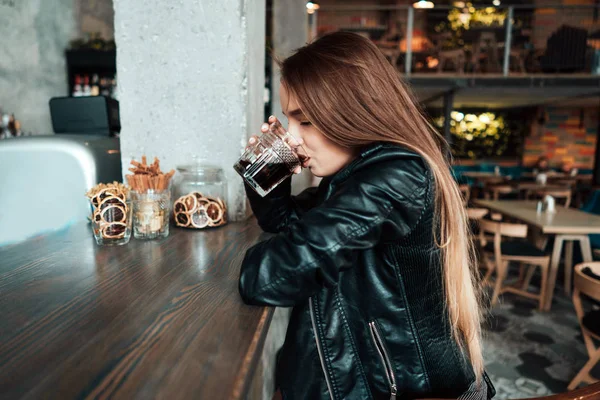 Menina bonita em uma jaqueta preta em um café — Fotografia de Stock