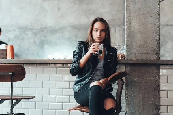 Schönes Mädchen in schwarzer Jacke in einem Café — Stockfoto