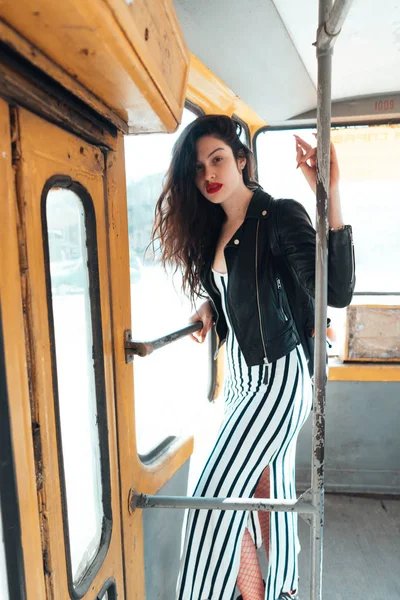 Femme voyageant à l'intérieur du tram — Photo